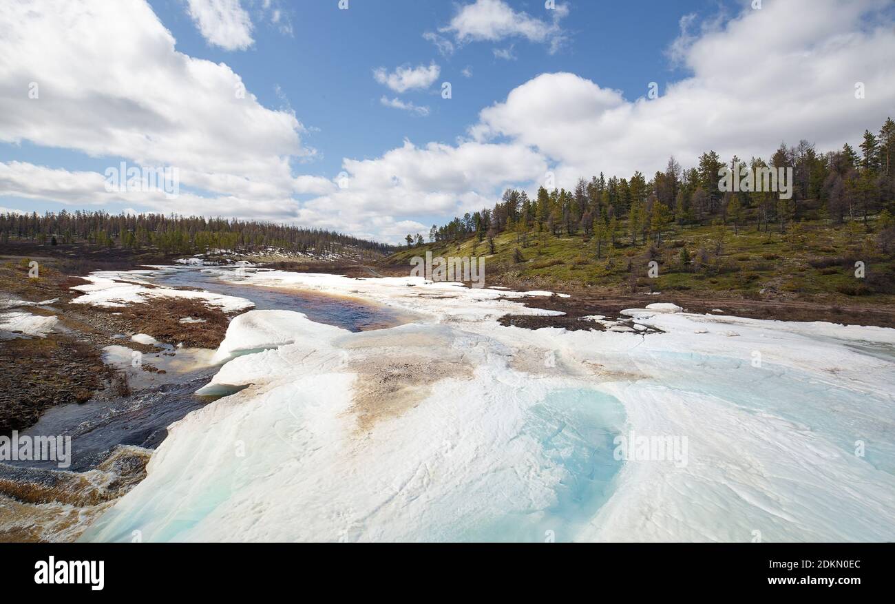 Frühlingslandschaft im Tal eines Baches mit Sahnehäubchen bedeckt in Süd-Jakutien, Russland Stockfoto