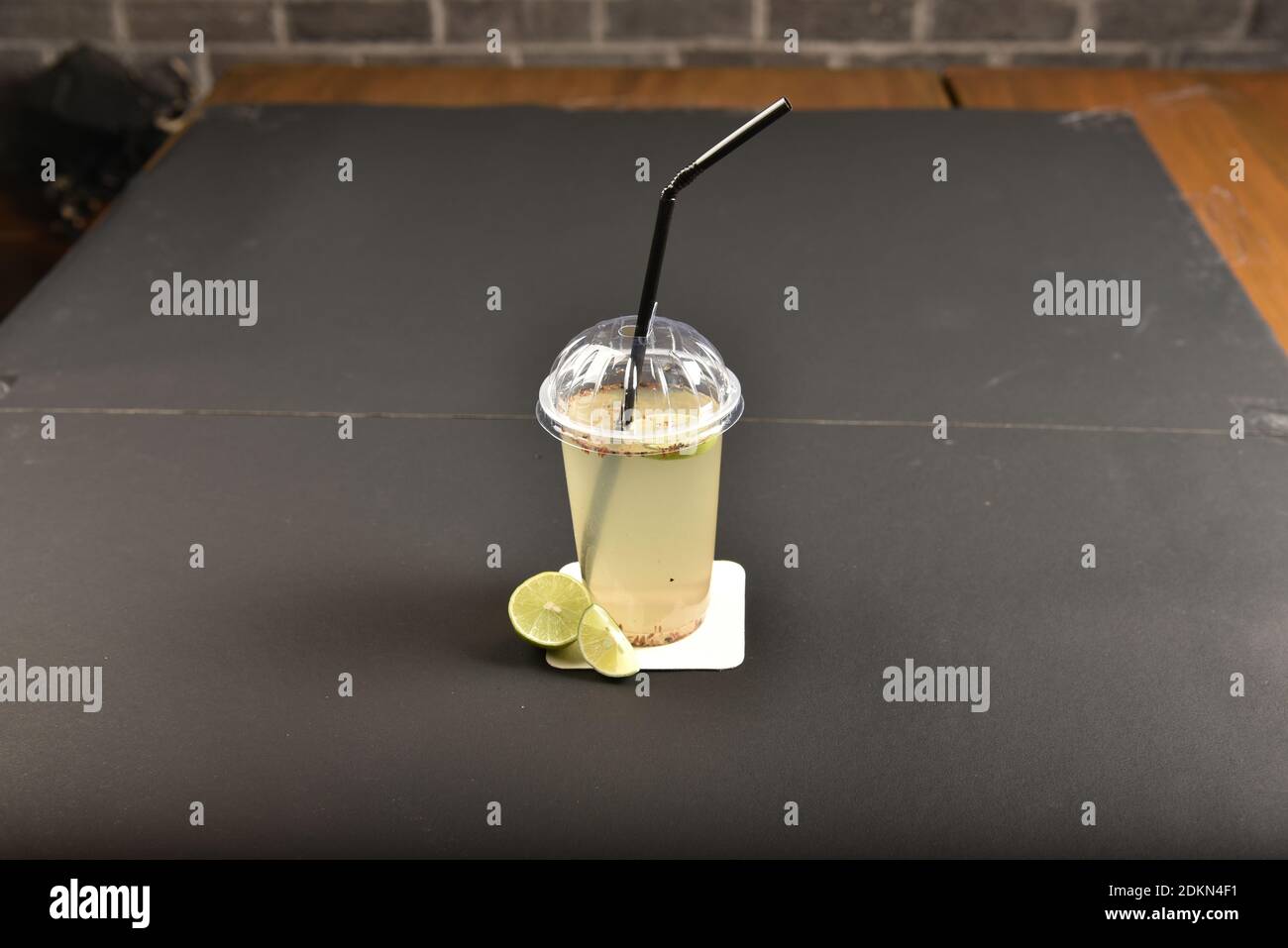 Das Bootleg kommt aus Minneapolis. Es ist ein erfrischender Cocktail aus natürlich gesüßter Zitronenlimeade, gemischt mit Minze, plus Gin, Wodka oder Bourb Stockfoto