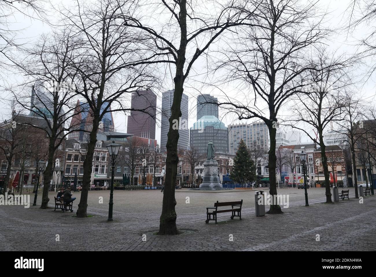 Geschlossene Bars und Restaurants umgeben den fast menschenleeren Plein Platz mit einem Weihnachtsbaum, der am 15. Dezember 2020 in Den Haag, Niederlande, steht. Die neue fünfwöchige landesweite "harte Sperre" wurde für fünf Wochen verhängt, wo Schulen, alle nicht notwendigen Geschäfte, Friseure, Museen, Theater und Fitnessstudios geschlossen sind, um die steigende Zahl von Coronavirus-Fällen einzudämmen. Quelle: Yuriko Nakao/AFLO/Alamy Live News Stockfoto