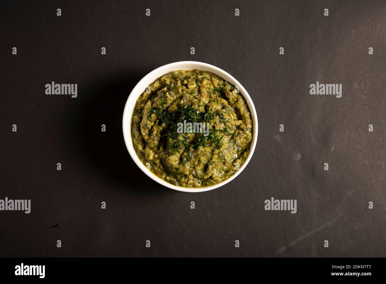 Moong dal mit Senfgrün ist ein authentisches punjabi Rezept Stockfoto