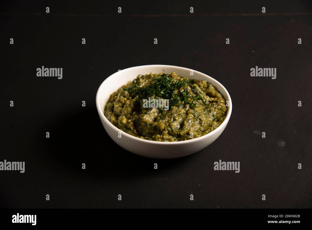 Moong dal mit Senfgrün ist ein authentisches punjabi Rezept Stockfoto