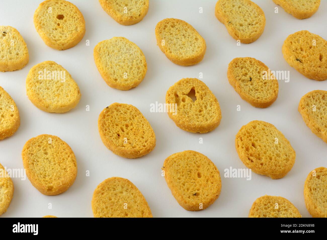 Italienische schwarzen Pfeffer und Schinken Schinken gewürzt Brot beißt in Eine Reihe auf weißem Hintergrund Stockfoto