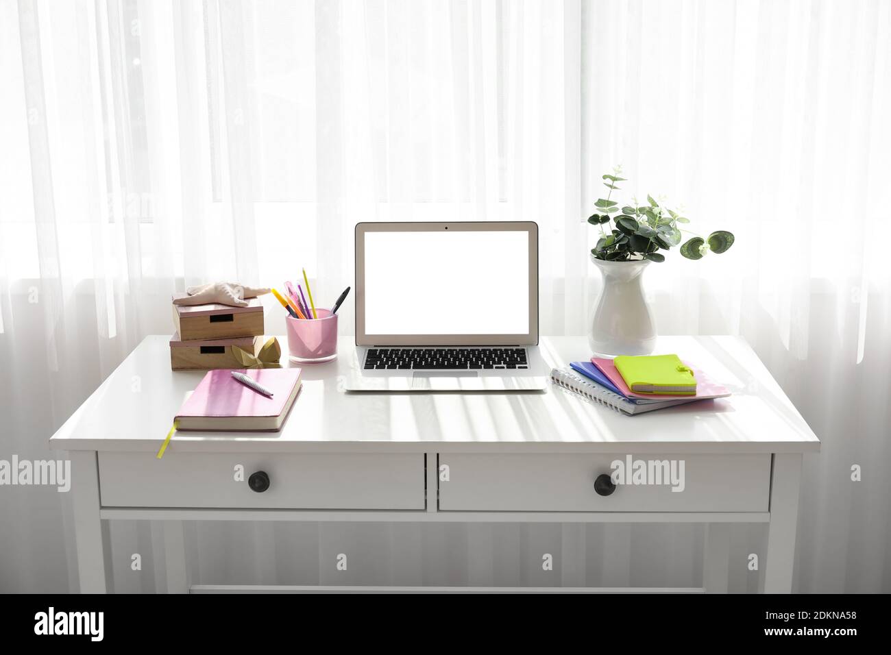 Interieur des modernen Arbeitsplatzes mit Laptop Stockfoto