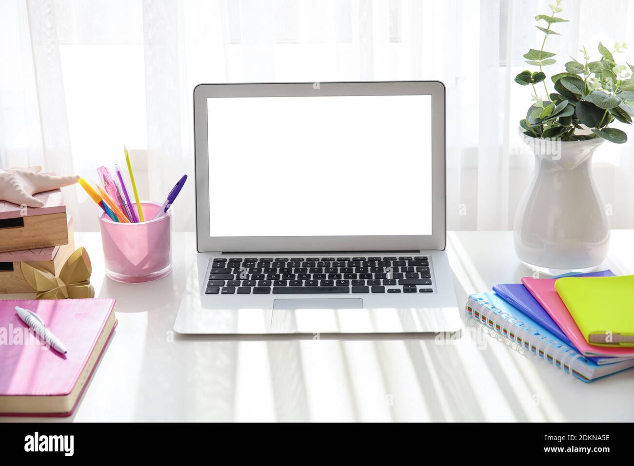 Interieur des modernen Arbeitsplatzes mit Laptop Stockfoto