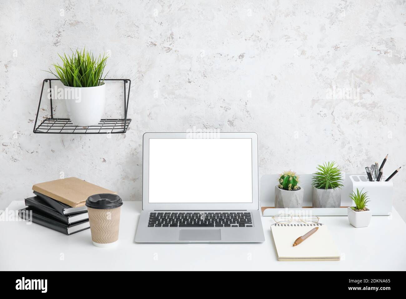 Interieur des modernen Arbeitsplatzes mit Laptop Stockfoto