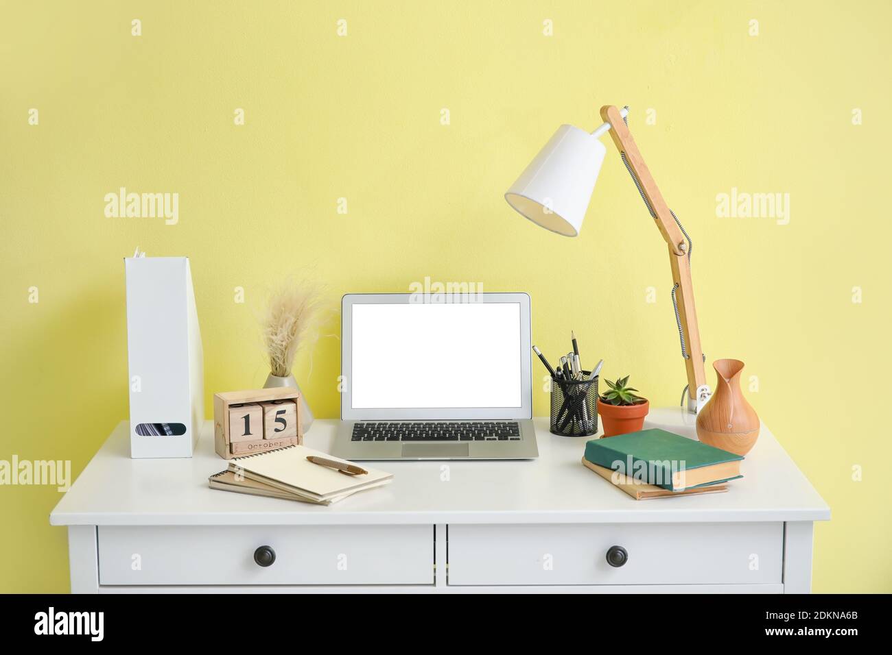 Interieur des modernen Arbeitsplatzes mit Laptop Stockfoto