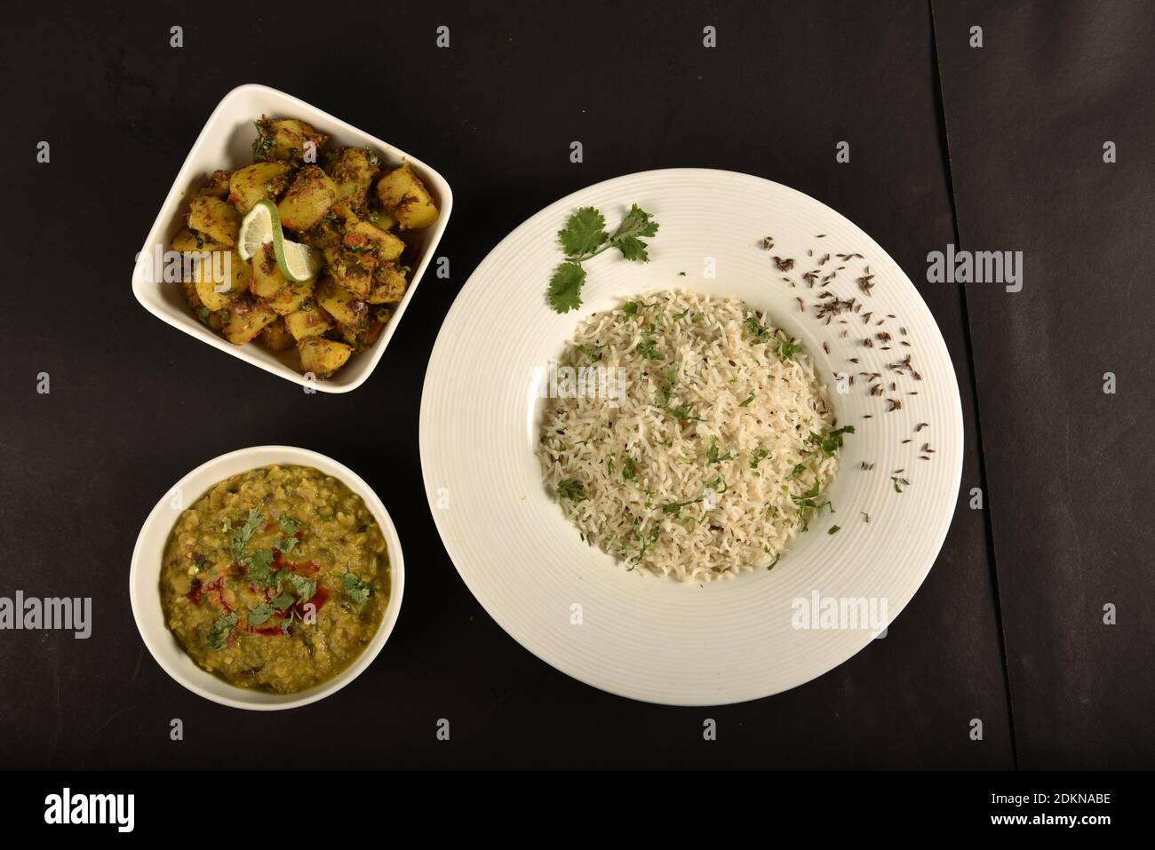 Jeera Reis serviert mit Kartoffelchaat und Dal braten Stockfoto