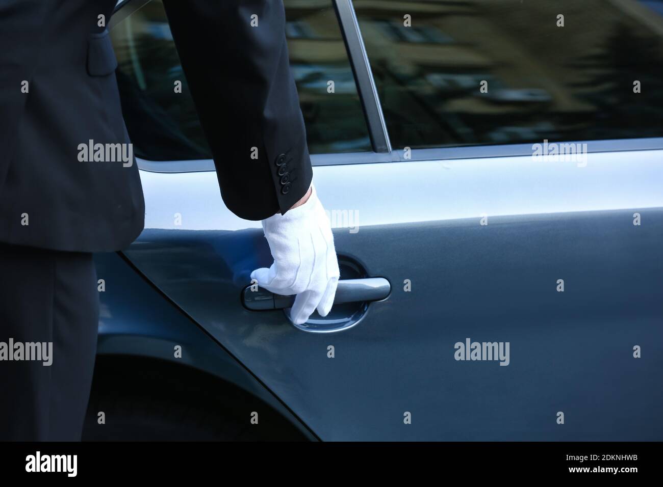 Chauffeur Öffnung Tür von Luxus-Auto Stockfoto