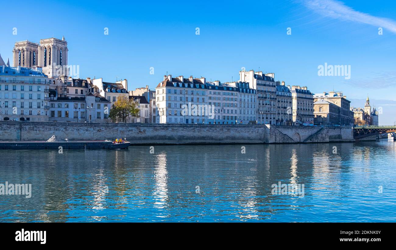 Paris, ile saint-louis und quai aux Fleurs, schöne alte Gebäude, mit der Kathedrale Notre-Dame Stockfoto