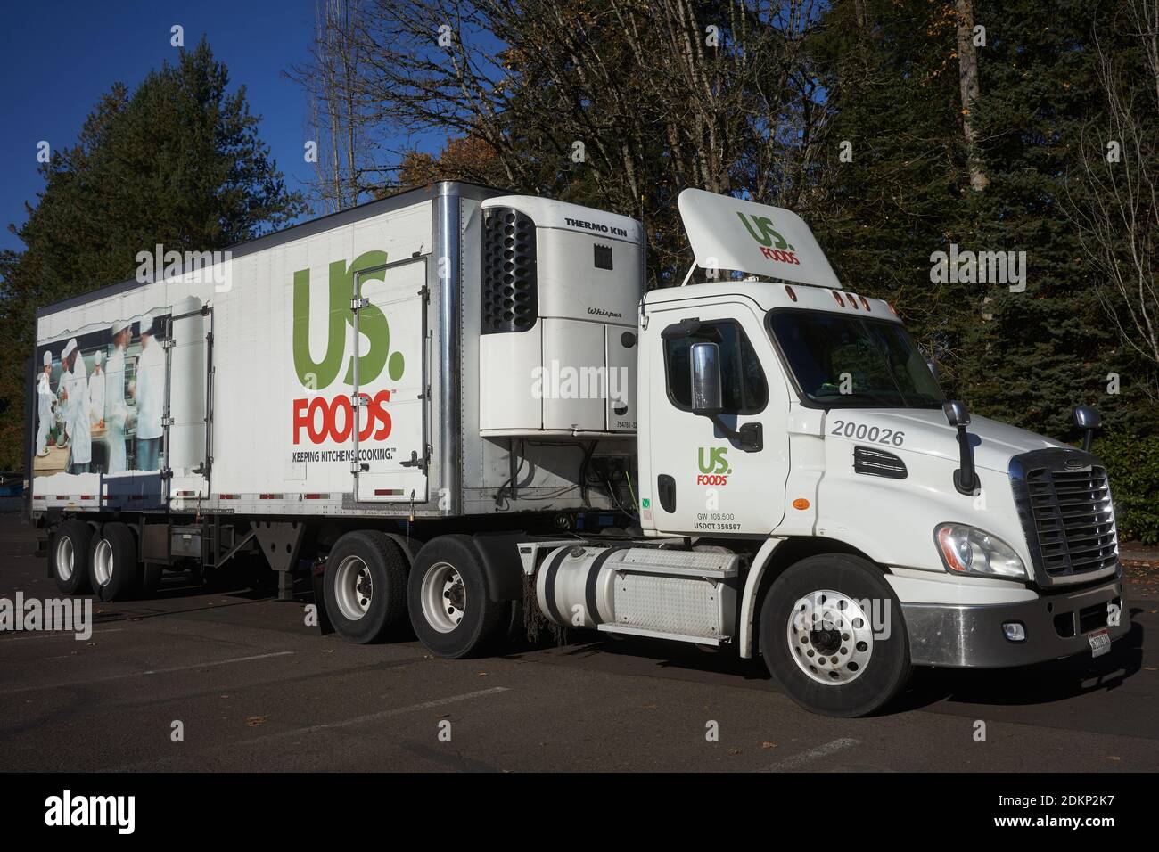 Ein LKW der Marke US Foods wird vor einem Whole Foods Market in Lake Oswego, Oregon, gesehen. US Foods ist ein amerikanischer Lebensmittelhändler. Stockfoto