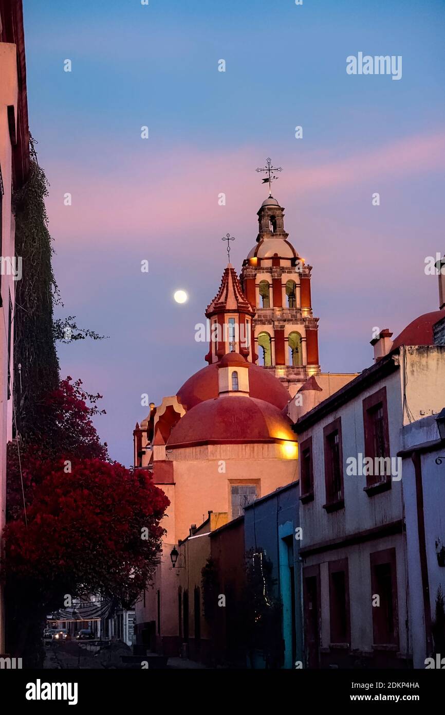 Tempel des Heiligen Dominikus und Vollmond, Santiago de Queretaro, Queretaro, Mexiko Stockfoto