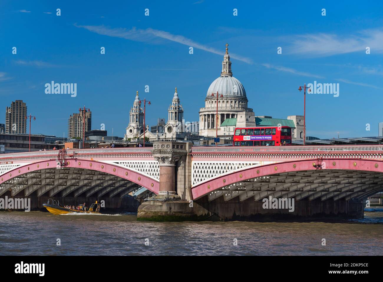 Blackfriars Bridge, St Paul's Cathedral, Flussboot und roter Bus. London, Großbritannien Stockfoto