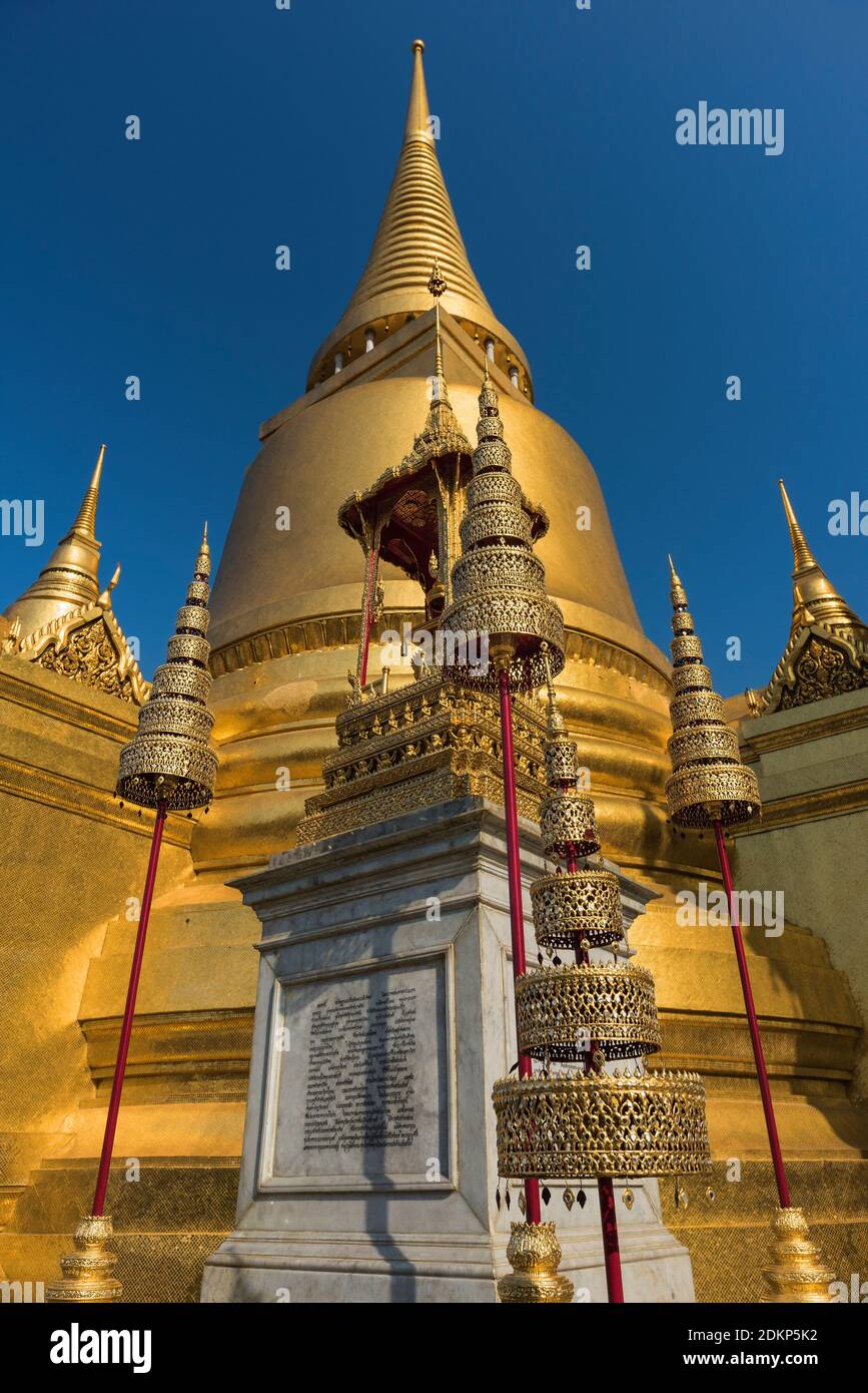 Phra Si Ratana goldene Chedi Wat Phra Kaew Grand Palace Bangkok Thailand Stockfoto