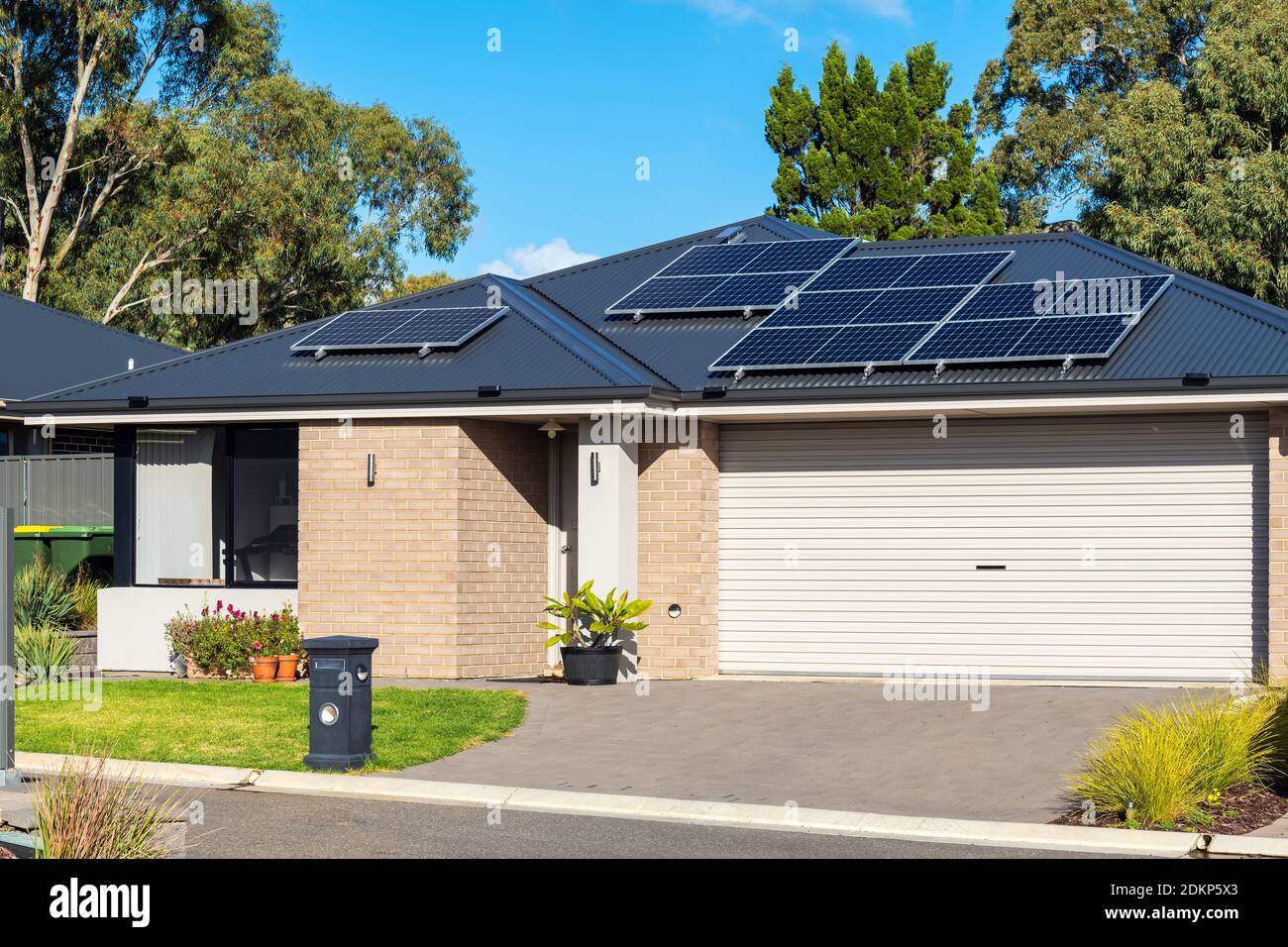 Typische neue Wohnimmobilie mit Sonnenkollektoren in Südaustralien Stockfoto