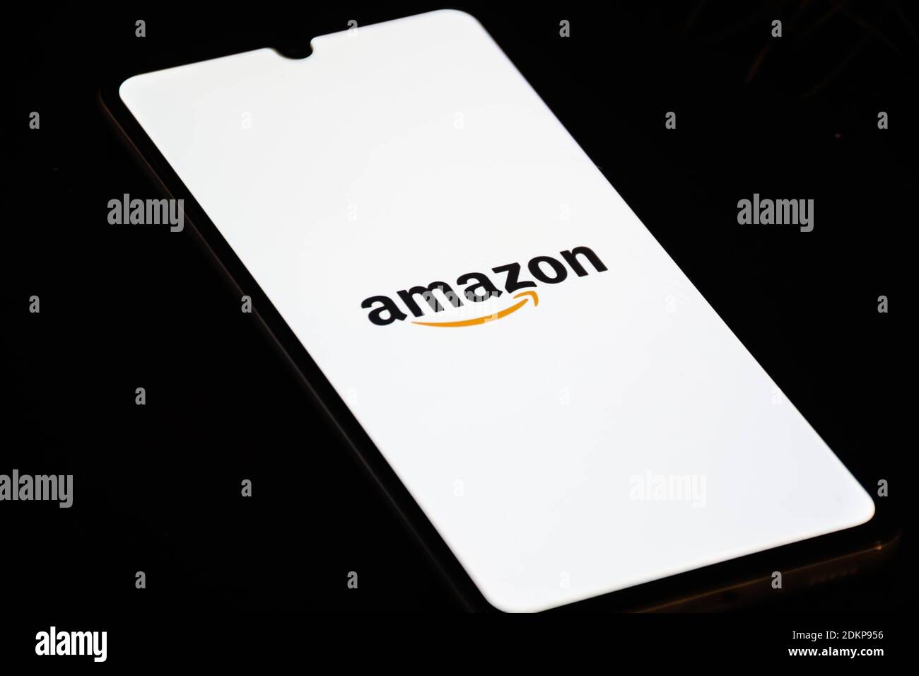Amazon-App, Online-Shopping-Anwendung, Symbol auf dem Smartphone mit Finger des Benutzers angezeigt Stockfoto