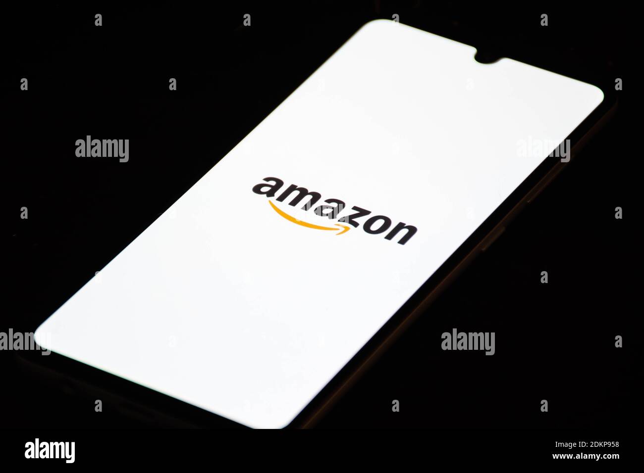 Amazon-App, Online-Shopping-Anwendung, Symbol auf dem Smartphone mit Finger des Benutzers angezeigt Stockfoto