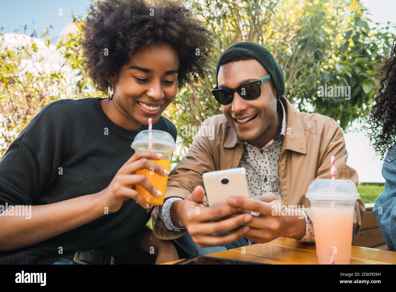 Zwei Afro-Freunde mit ihrem Handy. Stockfoto