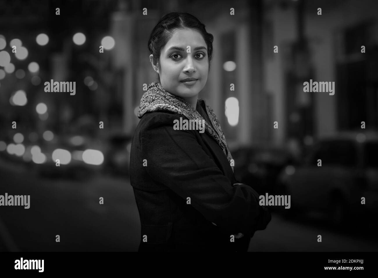 EINE JUNGE FRAU, DIE SICH UMDREHT UND AUF EINE BESCHÄFTIGTE SCHAUT STRASSE Stockfoto