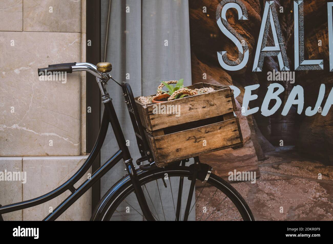 Fahrrad Mit Holzkorb Gegen Schaufenster Stockfotografie - Alamy