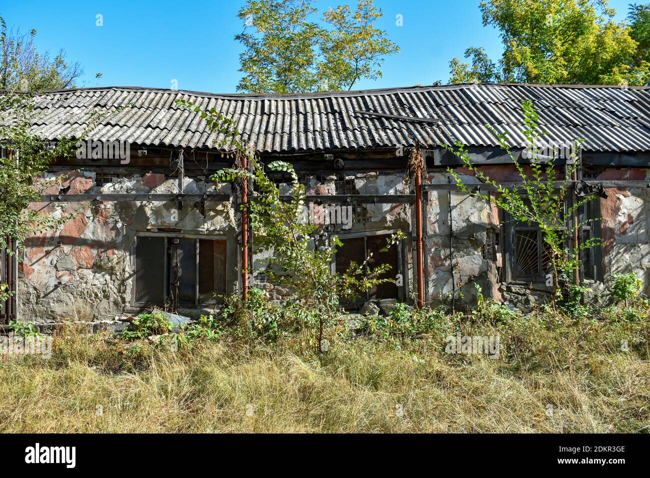 Sehr altes verlassenes, zerstörtes Gebäude Stockfoto