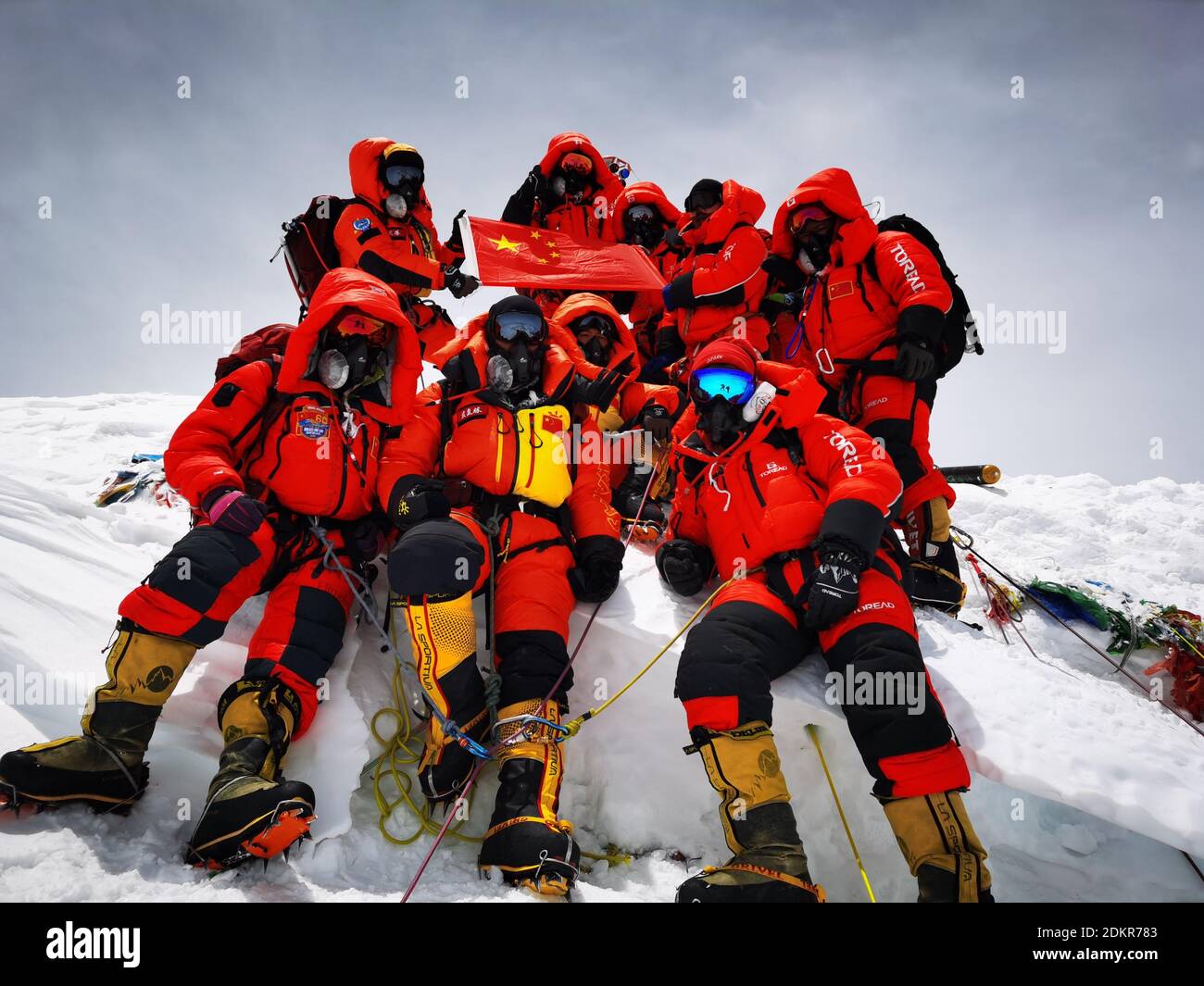 (201216) -- PEKING, 16. Dezember 2020 (Xinhua) -- Chinesische Vermesser posieren für ein Gruppenfoto auf dem Berg Qomolangma am 27. Mai 2020. Die neue Höhe des Mount Qomolangma, dem höchsten Gipfel der Welt, beträgt 8,848.86 Meter, China und Nepal haben am 8. Dezember gemeinsam bekannt gegeben. Wenn man auf 2020 zurückblickt, gibt es immer ein paar warme Bilder und berührende Momente: Das Engagement an vorderster Front im Kampf gegen die Epidemie, die Beharrlichkeit auf dem Weg aus der Armut, der Mut, die Verantwortung auf dem Damm gegen die Flut zu übernehmen, die Freude und der Stolz beim Erreichen des Gipfels des Berges Qomolangma... Diese Leute Stockfoto