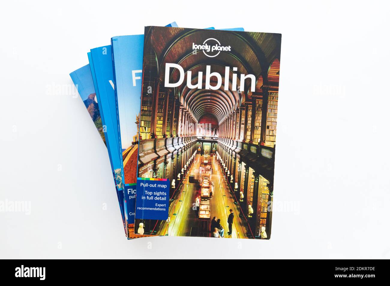 Lonely Planet Guides führen Bücher im Stapel vor weißem Hintergrund Mit Guide nach Dublin an der Spitze Stockfoto