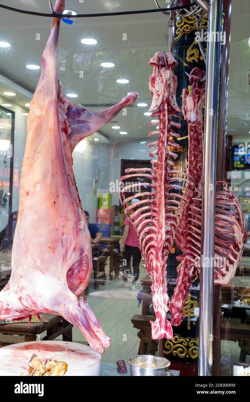Frisches Lamm carcas und Skelett hängen zum Verkauf auf der Straße Lebensmittelgeschäft im muslimischen Viertel Xian Xi'an China Stockfoto