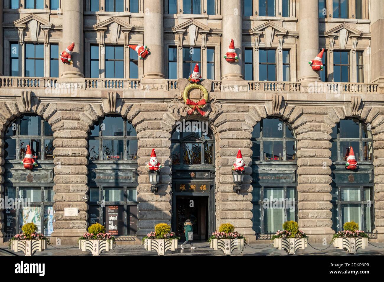 Mehr als ein Dutzend „Santa Clauses“ klettern auf die Außenwände der Roosevelt Mansion und machen den Bund voll von der festlichen Atmosphäre in Huangpu Distrikt Stockfoto