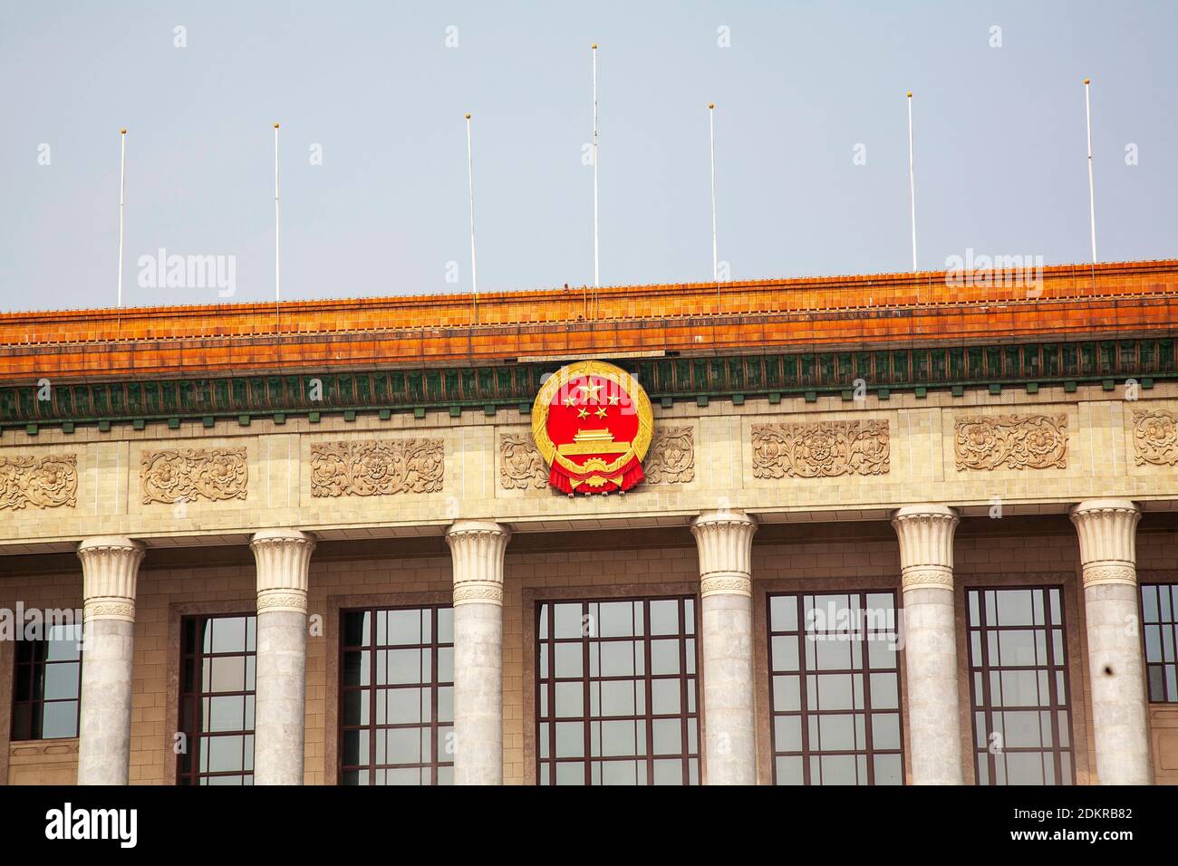 Kommunistisches Wappen auf der Spitze der Großen Halle der People Tiananmen Square oder Tian'anmen Square Stockfoto