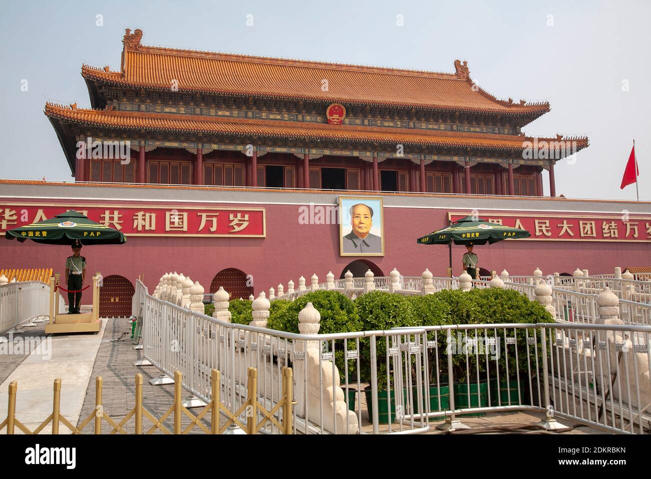 Tiananmen Tor des Himmlischen Friedens mit Porträt des Vorsitzenden Mao Zedong in Peking Stockfoto