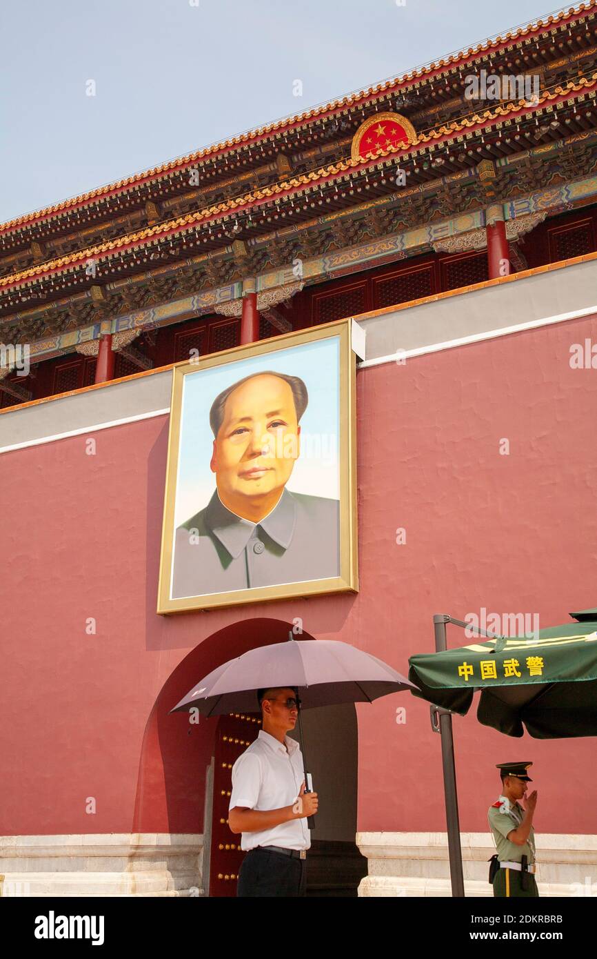 Tiananmen Tor des Himmlischen Friedens mit Porträt des Vorsitzenden Mao Zedong und die chinesische Polizei in Peking unter einem Dach Stockfoto