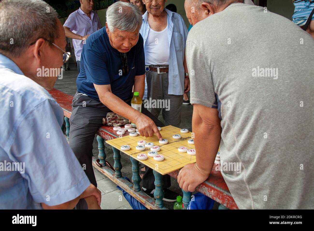 Ältere Männer spielen traditionelle chinesische Checkers Spiel in Gärten von Himmelstempel Peking Stockfoto