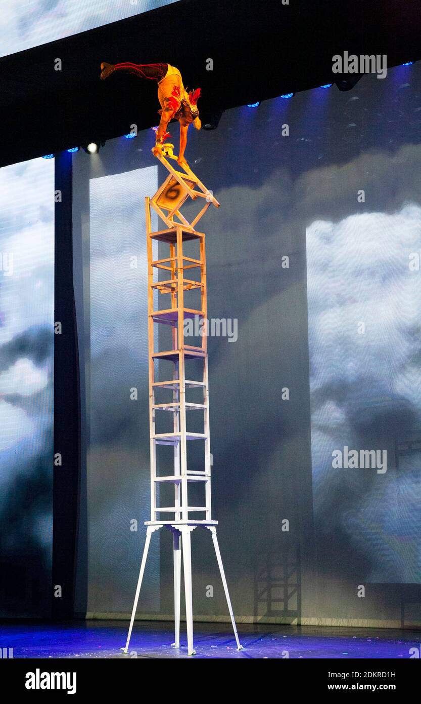 Männliche chinesische akrobatin balanciert auf Stühlen im Chaoyang Theater Peking China Stockfoto