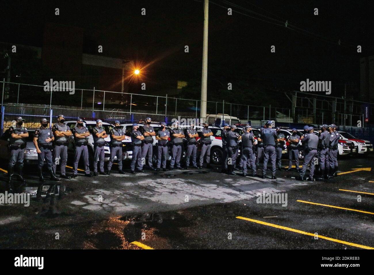 Guarulhos, Sao Paulo, Brasilien. Dezember 2020. (INT) Militärpolizei führen Bankdiebstahltraining in Guarulhos durch. 15. Dezember 2020, Guarulhos, Sao Paulo, Brasilien: Polizeiteams des 15. Polizeibataillons und des 4. Stoßbataillons führten Bankraubtraining in der Region Taboao, in Praca 8 de Dezembro, in Guarulhos - Sao Paulo durch. Die Ausbildung beinhaltete Schusswaffen und Explosionen, kontrolliert und mit Unterstützung von Resgate, SAMU, Zivilschutz und Verkehrspersanten. Die Straßen und Alleen in der Nähe der Region wurden gesperrt.Quelle: Fepesil/Thenews2 (Bild: © Fepesil/Th Stockfoto