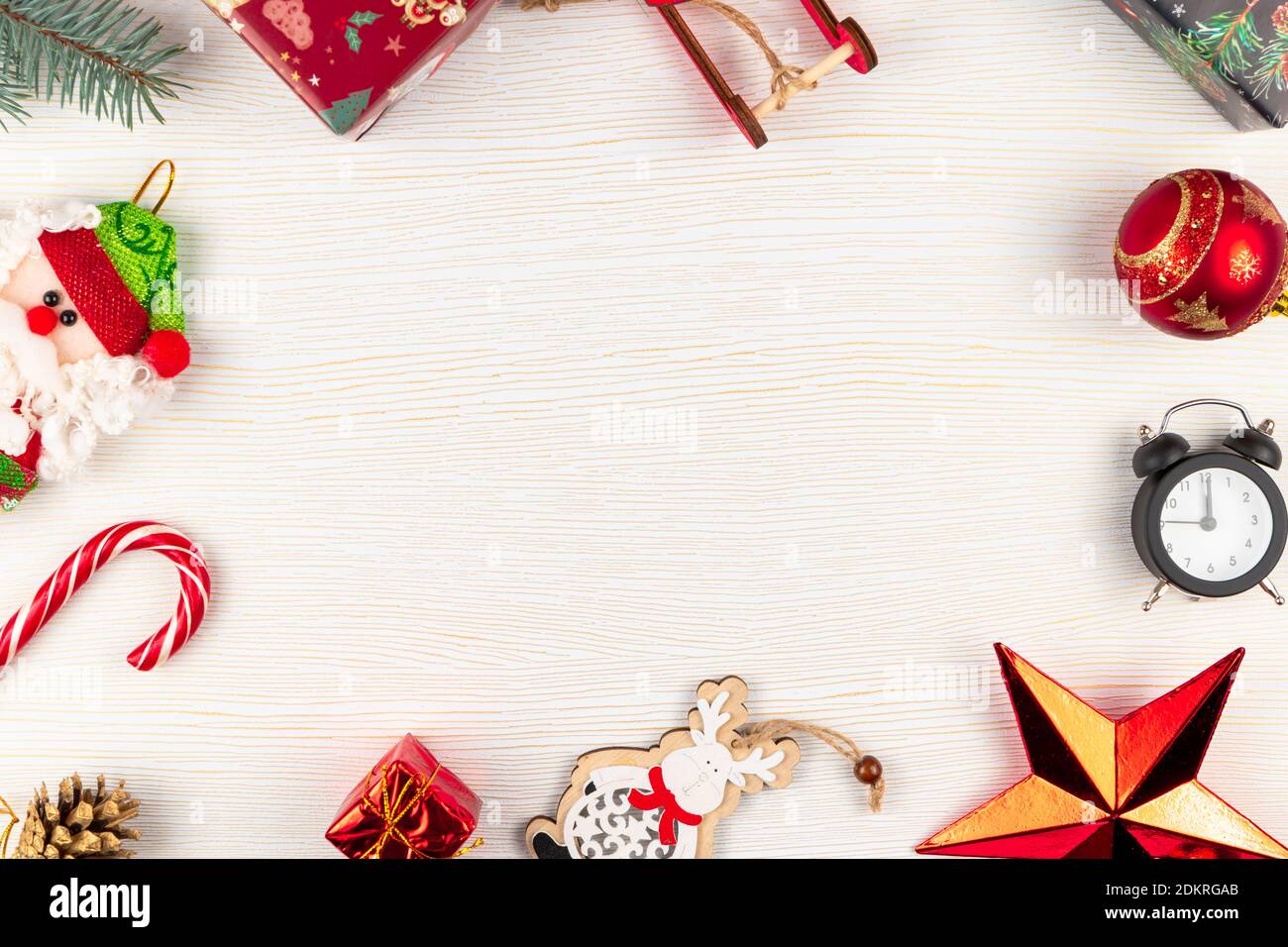 weihnachtsmann Schlitten, Geschenkboxen, weihnachtsspielzeug, Fichtenzweig, Wecker und Stern auf weißem Hintergrund Stockfoto