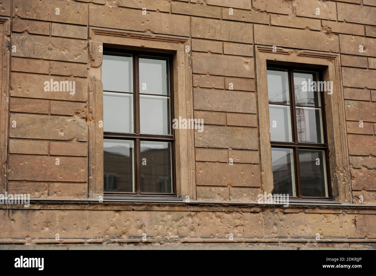 Neues Museum (Neues Museum). Berlin. Deutschland. Erbaut von 1843 bis 1855 im Auftrag von König Friedrich Wilhelm IV. Von Preußen in neoklassischen und Renaissance-Stil. Der Architekt war Friedrich August Stüler. Es wurde von 1999 bis 2009 von David Chipperfield restauriert. Detail von zwei Fenstern auf der Fassade des Gebäudes, die die Schäden während des Zweiten Weltkriegs erlitten zu bewahren. Stockfoto