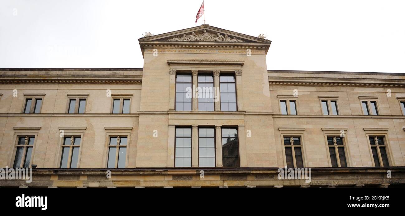 Neues Museum (Neues Museum). Berlin. Deutschland. Erbaut von 1843 bis 1855 im Auftrag von König Friedrich Wilhelm IV. Von Preußen in neoklassischen und Renaissance-Stil. Der Architekt war Friedrich August Stüler. Es wurde von 1999 bis 2009 von David Chipperfield restauriert. Architektonisches Detail der Fassade. Sie bewahrt die Schäden, die während des Zweiten Weltkriegs erlitten wurden. Stockfoto