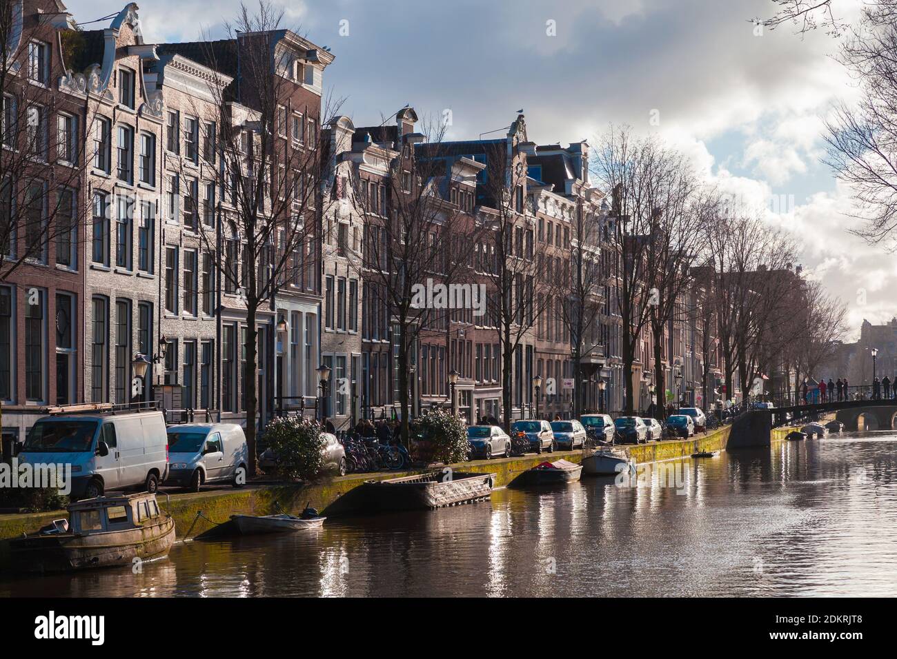 Amsterdam, Niederlande - 24. Februar 2017: Amsterdam Kanalblick, Autos werden an einer Küste in der Nähe von alten Wohnhäusern geparkt Stockfoto