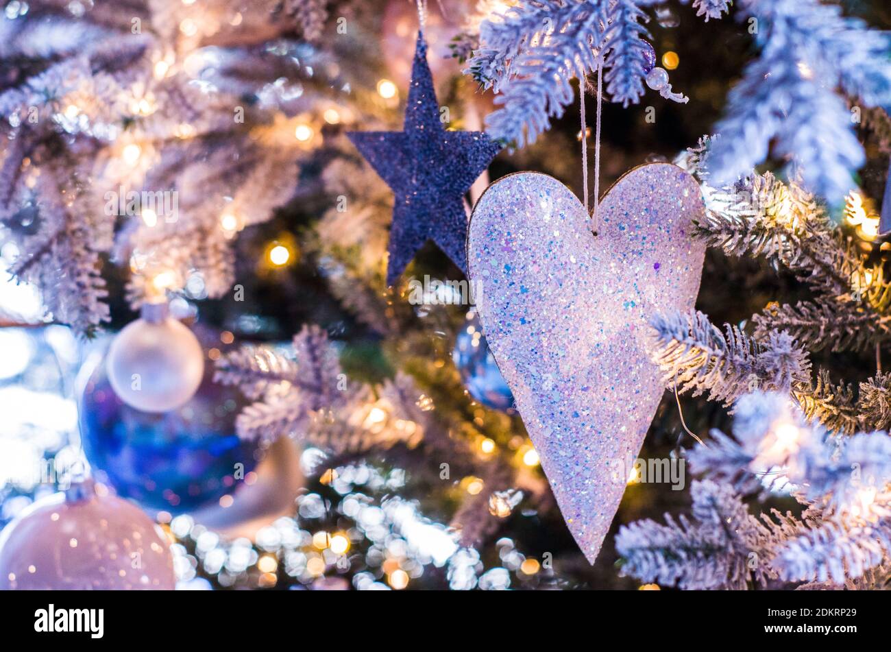 Vorlage der Weihnachtskarte. Urlaub Hintergrund mit Stern Herz Tannenbaum Zweige Weihnachten Spielzeug. Stockfoto