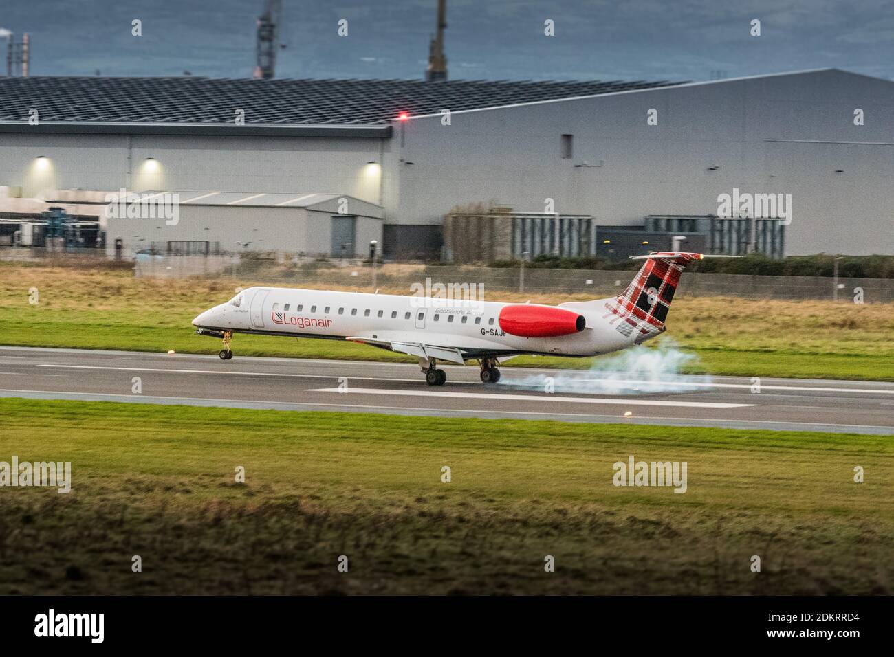 Loganair Embraer EMB145 G-SAJP Ankunft am BHD Belfast City Airport Von Glasgow Stockfoto