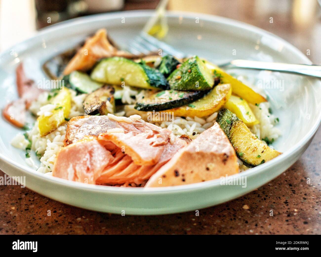 Nahaufnahme einer Mahlzeit mit glutenfreiem Lachs, serviert auf dem Teller Stockfoto