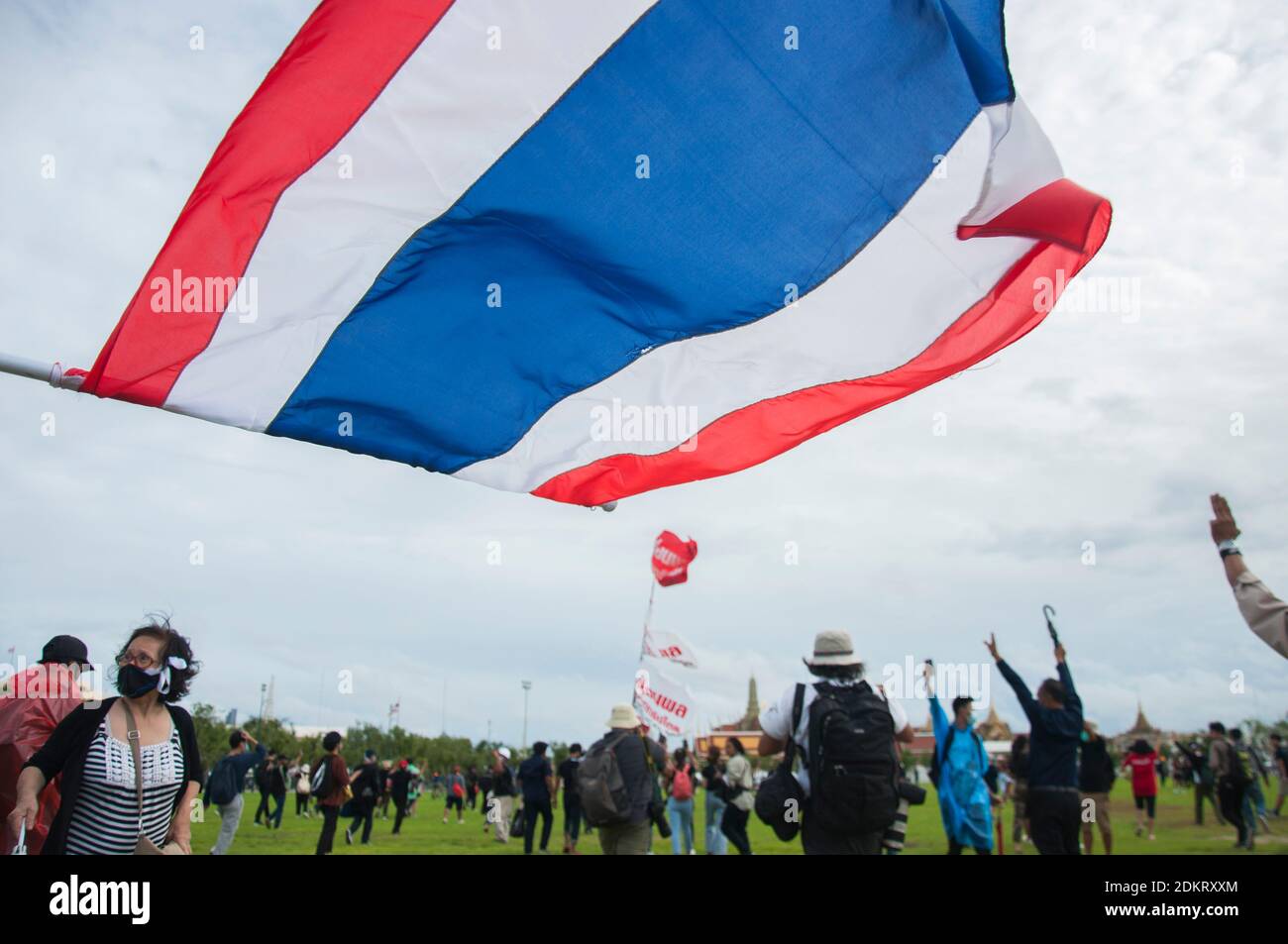 Bangkok, Thailand. August 2001. Während einer Demonstration winken Demonstranten die thailändische Nationalflagge. Kredit: Peerapon Boonyakiat/SOPA Images/ZUMA Wire/Alamy Live Nachrichten Stockfoto