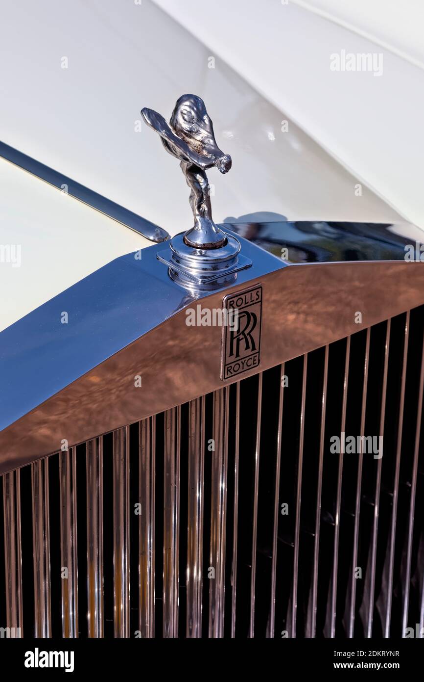 Rolls Royce Frontgrill mit Abzeichen und Geist der Ekstase Ornament Stockfoto
