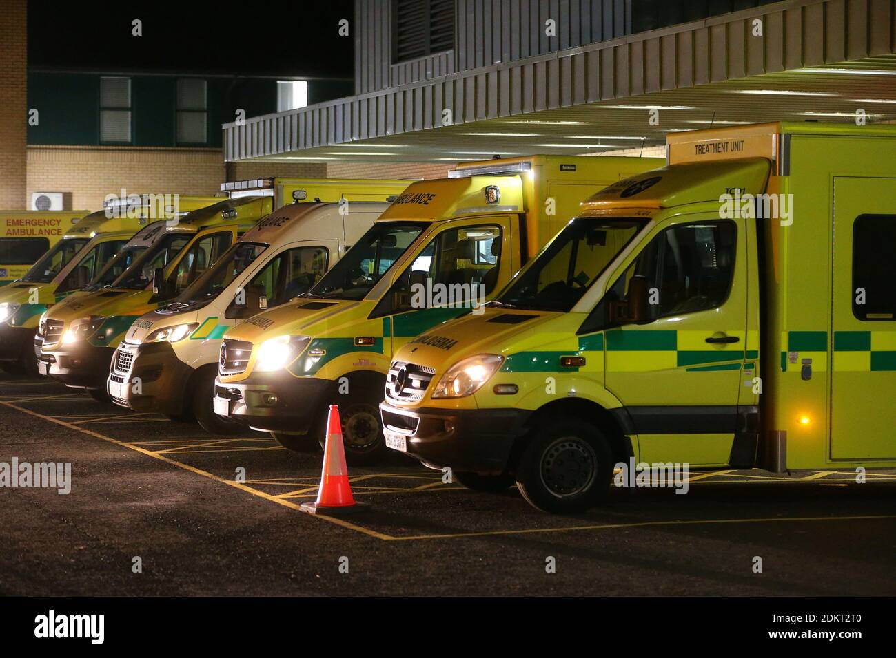 Wartelandschaften vor dem Antrim Area Hospital, Nordirland Bild Mal McCann Stockfoto