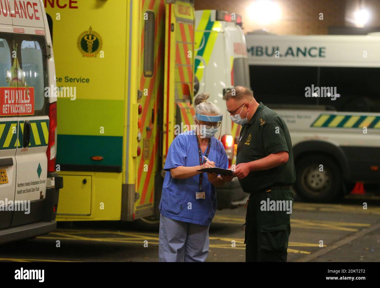 Wartelandschaften vor dem Antrim Area Hospital, Nordirland Bild Mal McCann Stockfoto