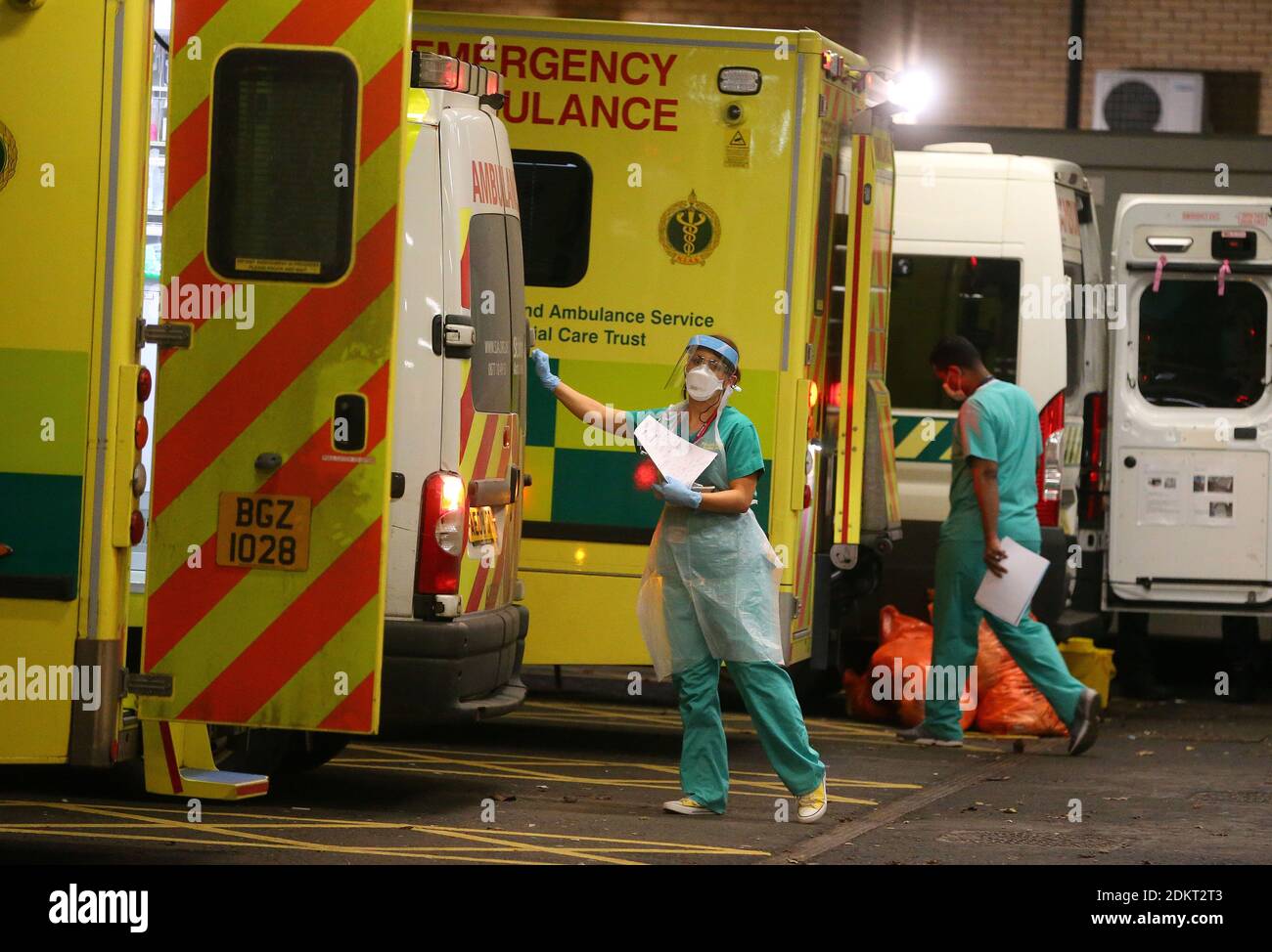 Wartelandschaften vor dem Antrim Area Hospital, Nordirland Bild Mal McCann Stockfoto