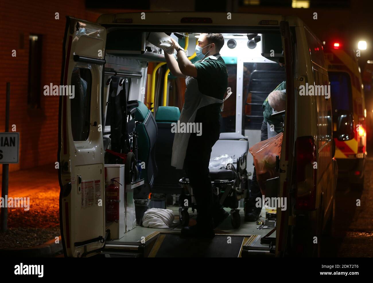 Wartelandschaften vor dem Antrim Area Hospital, Nordirland Bild Mal McCann Stockfoto
