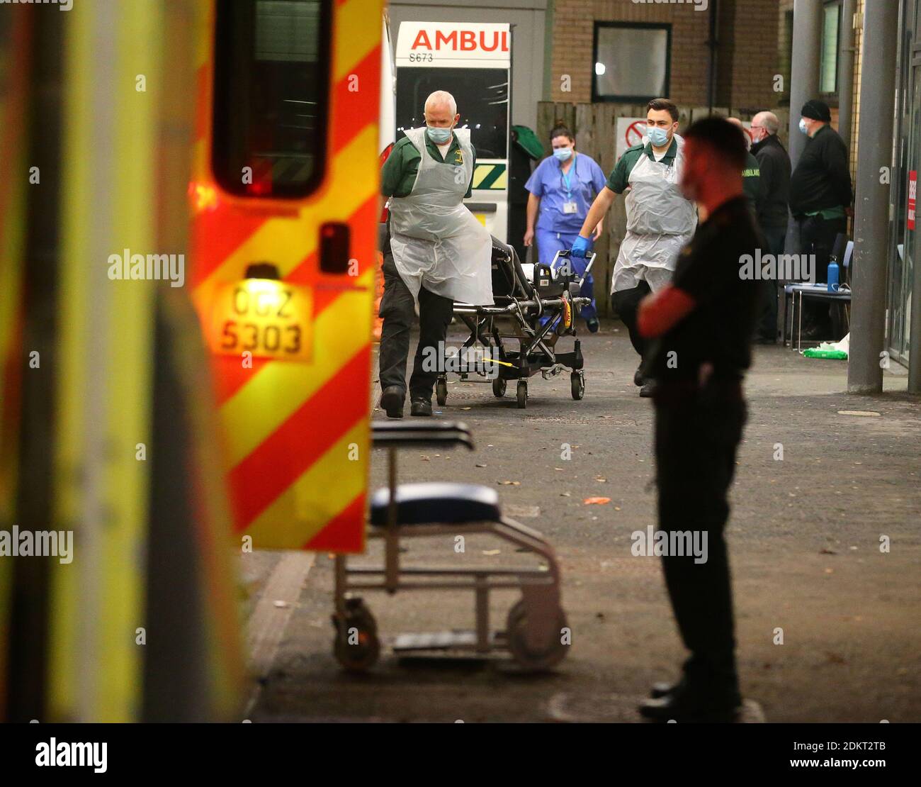 Wartelandschaften vor dem Antrim Area Hospital, Nordirland Bild Mal McCann Stockfoto