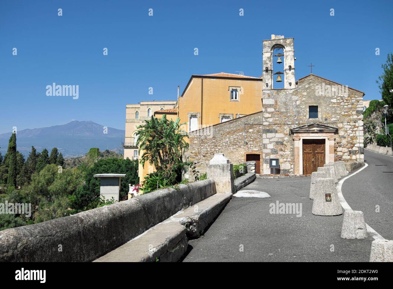In Taormina Altstadt San Michele Arcangelo Kirche, von Sizilien Religion und Kultur Beweise, auf Hintergrund Ätna Berg Stockfoto