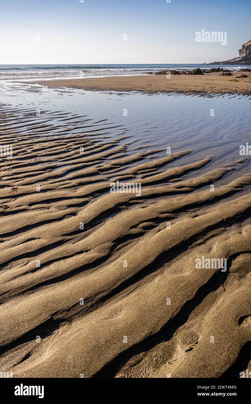Sandkräuseln bei Ebbe am Strand von Tarregock in North Cornwall im Sommer, Cornwall, England, Großbritannien Stockfoto